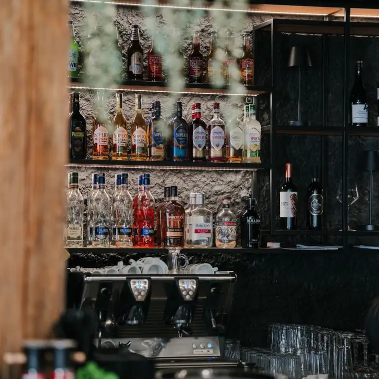 Bar z półkami pełnymi butelek