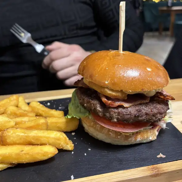 Burger z boczkiem i frytkami