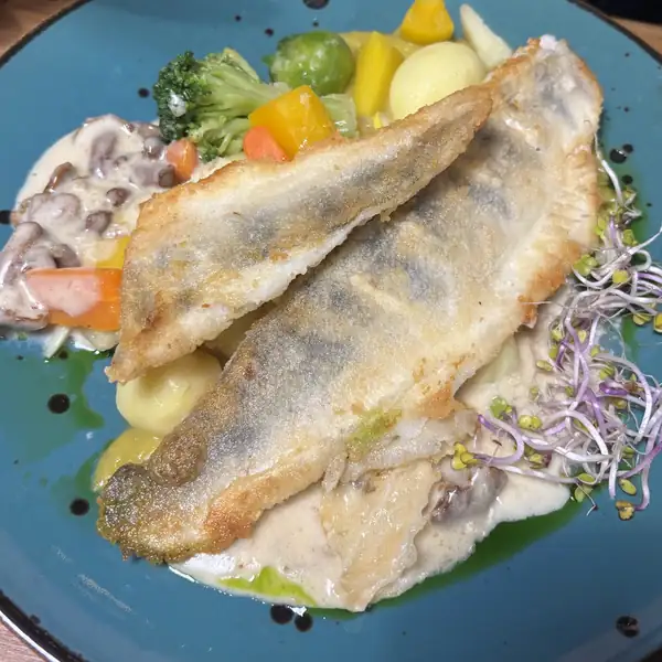 Smażony filet ryby z warzywami